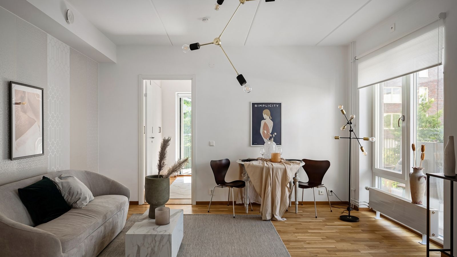 Salón reformado en estilo japandi con madera clara, microcemento y luz natural en Barcelona