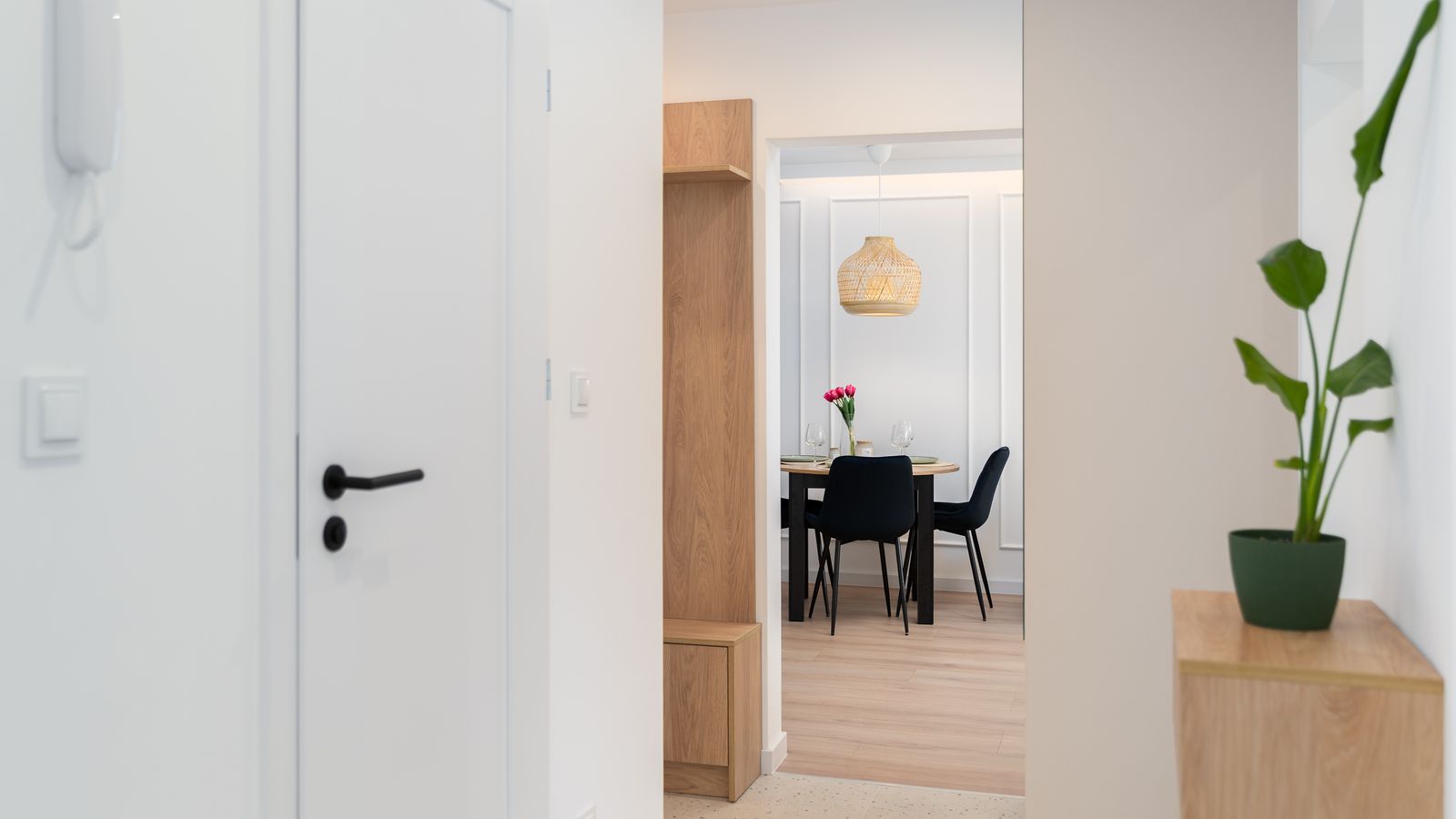 Salón de piso pequeño en Barcelona reformado con almacenaje hasta el techo y zona de trabajo integrada