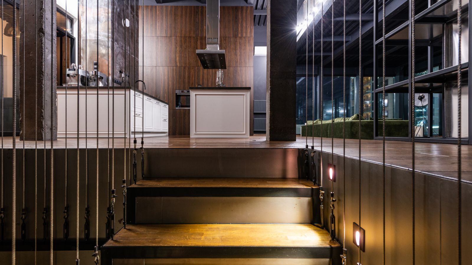 Salón con pared de listones de madera en roble natural detrás del sofá
