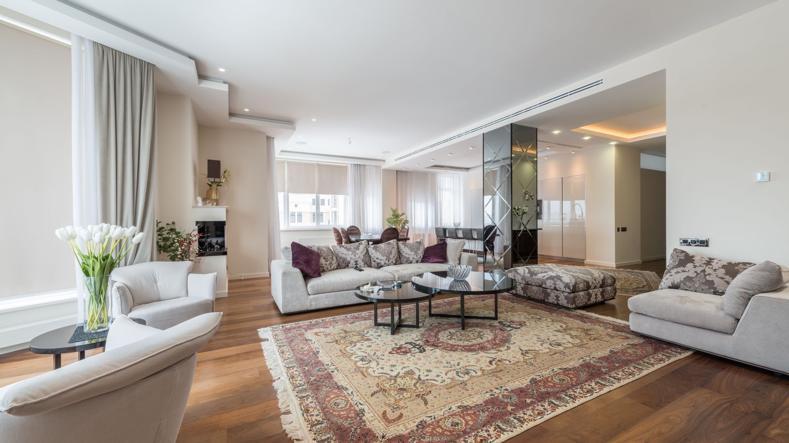 Ventanas de alta eficiencia instaladas en piso reformado de Barcelona con detalle del certificado energético