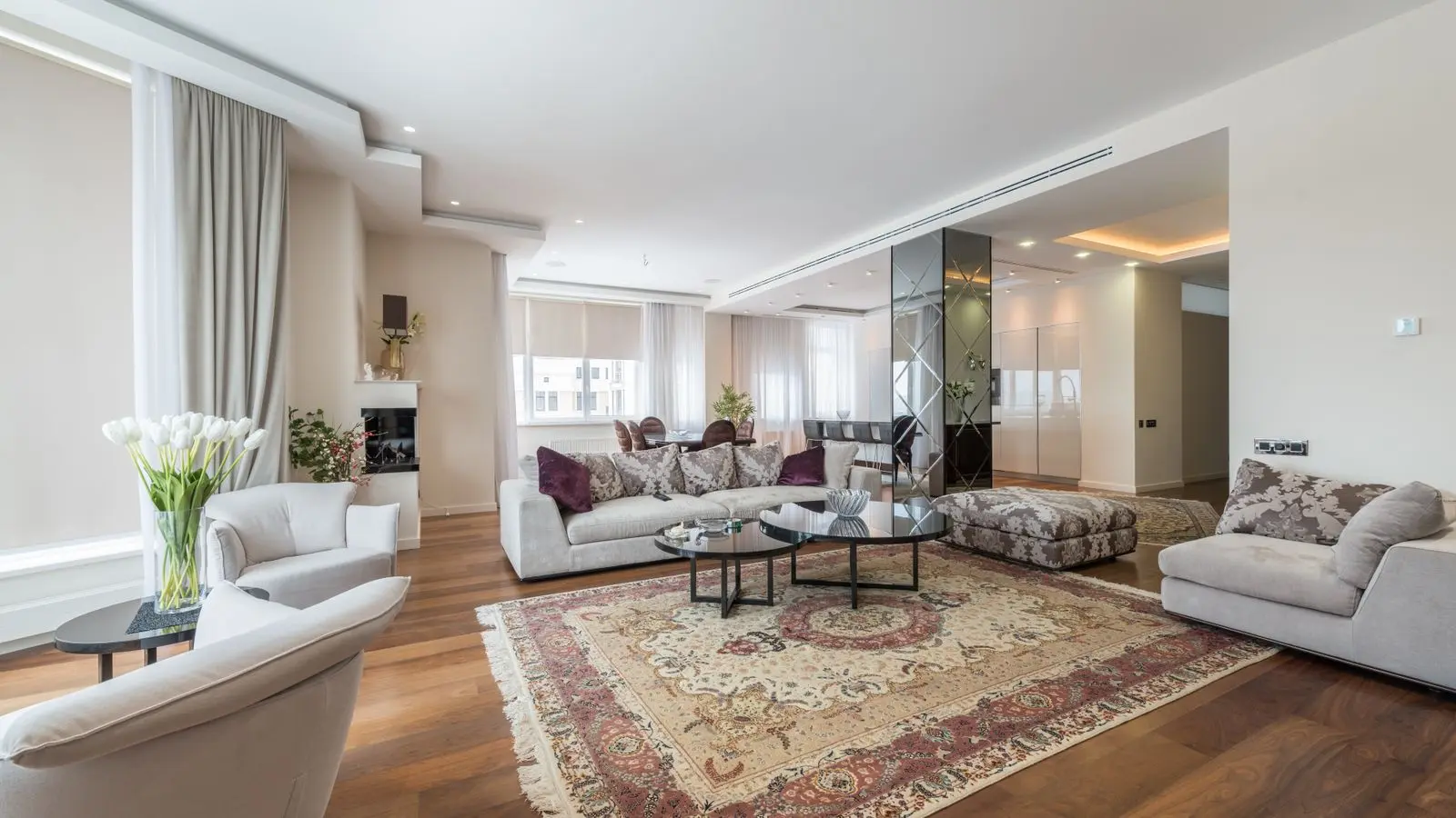 Salón de una vivienda reformada con criterios de eficiencia energética en Barcelona